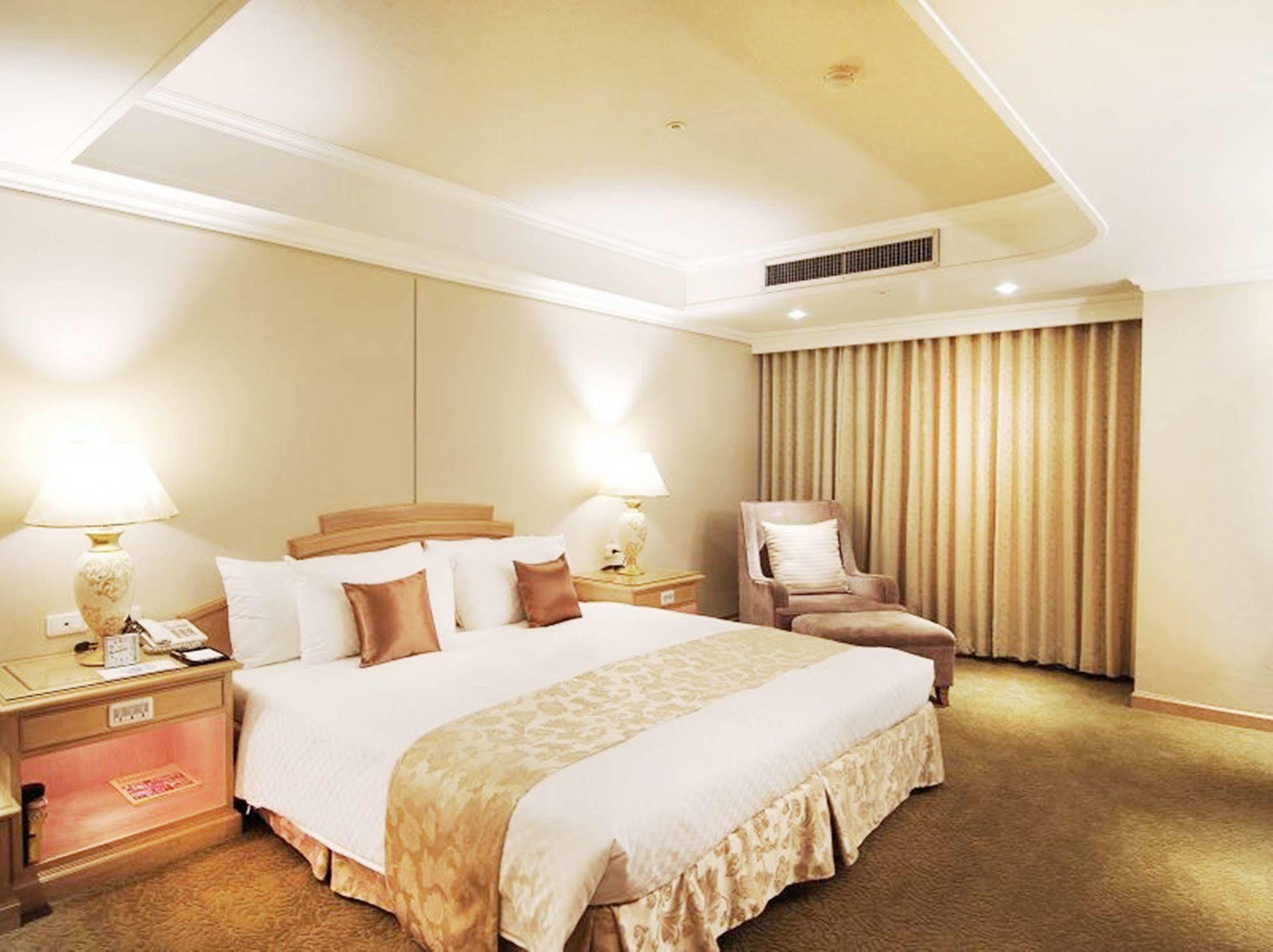 Golden China Hotel Taipei Bagian luar foto
