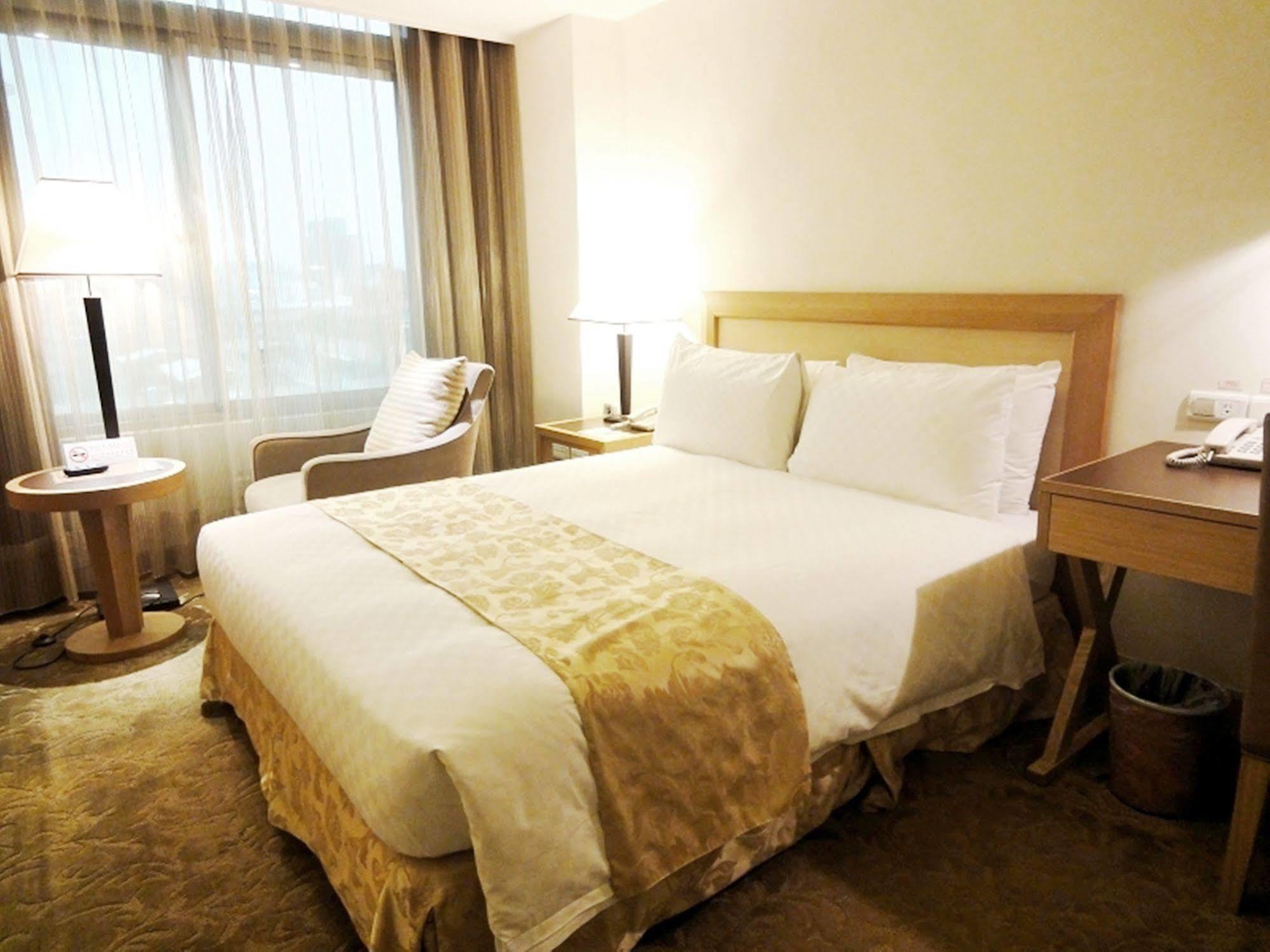 Golden China Hotel Taipei Bagian luar foto
